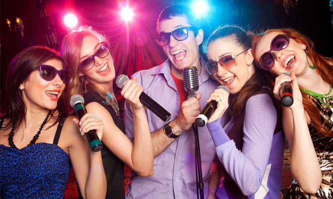 Cách hát karaoke hé lộ gì về bạn