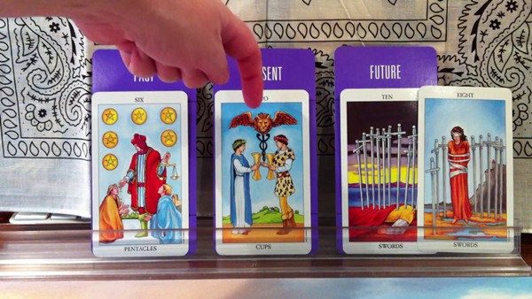 Bói bài Tarot: Quý nhân đem đến cơ hội làm giàu cho bạn là ai?