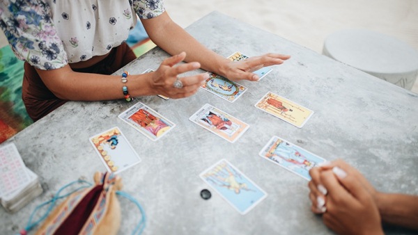 Bói bài Tarot: Người ấy buồn hay thấy thoải mái khi cuộc tình của hai bạn đổ vỡ?