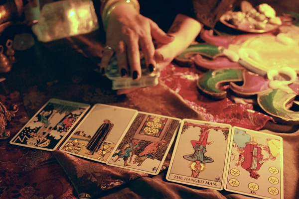 Bói bài Tarot: Chồng tương lai của bạn có phải người trưởng thành, biết chịu trách nhiệm trước sóng gió?