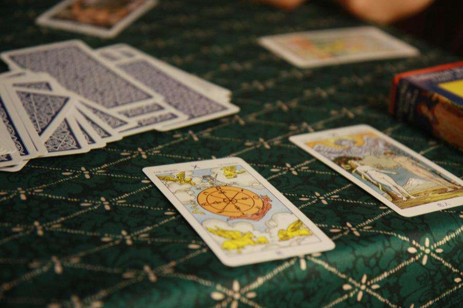 Bói bài Tarot: Chọn một lá bài để biết nửa kia yêu thương, chiều chuộng bạn tới cỡ nào?