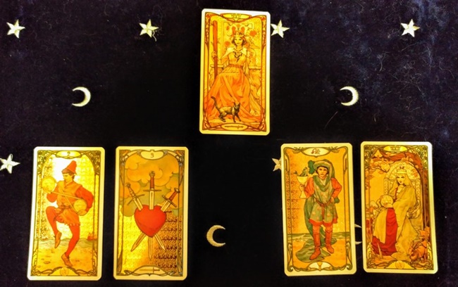 Rút một lá bài Tarot để biết vận mệnh của bạn sẽ xoay vần ra sao trong tháng 4 tới đây