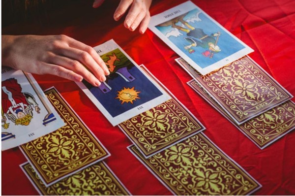 Rút một lá bài Tarot để biết biến động nào sẽ đến với tình yêu của bạn trong thời gian tới