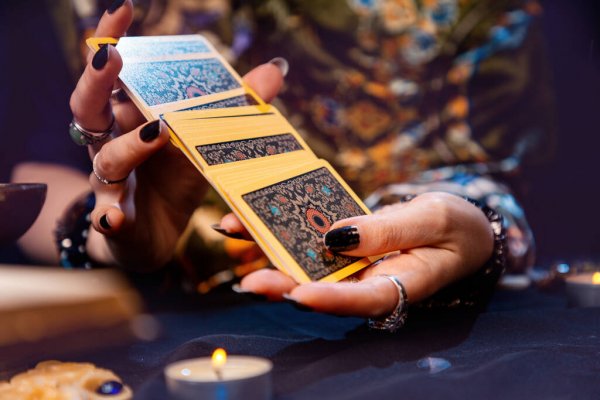 Rút một lá bài Tarot để nhận lấy lời khuyên giúp bạn có một tuần suôn sẻ, may mắn