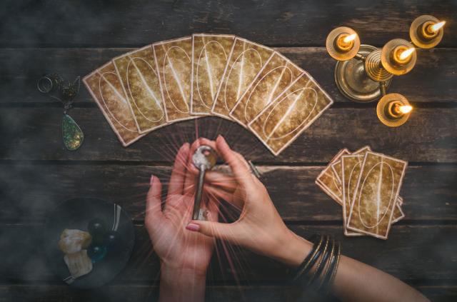 Bói bài Tarot: Bạn có thích yêu tuýp người lãng mạn không hay thích kiểu người thực tế khô khan?