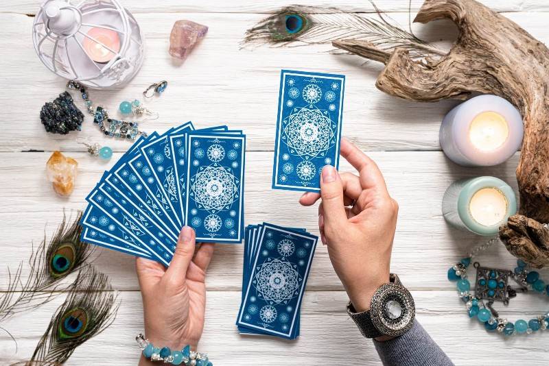 Rút một lá bài Tarot để khám phá cuộc sống của bạn trong mùa hè này có điều gì thú vị