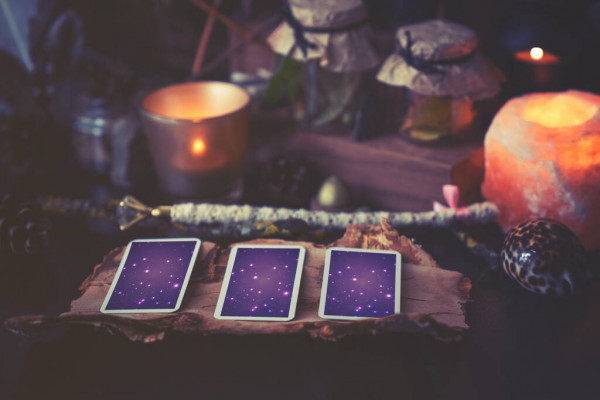 Bói bài Tarot: Cuộc sống của bạn có bị mọi người theo dõi, quan tâm thái quá không?  