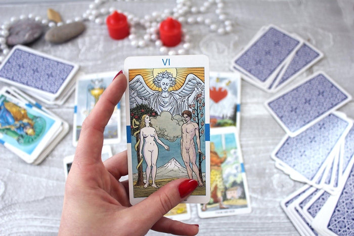 Rút một lá bài Tarot để biết bạn có thể kết hôn trong năm nay không?