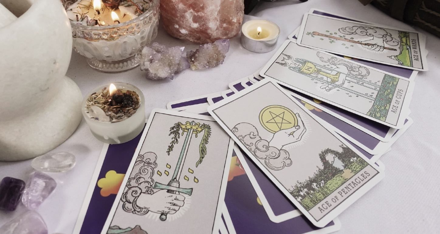 Rút một lá bài Tarot để khám phá xem quý nhân mang lại hạnh phúc cho bạn trong mùa hè này là ai