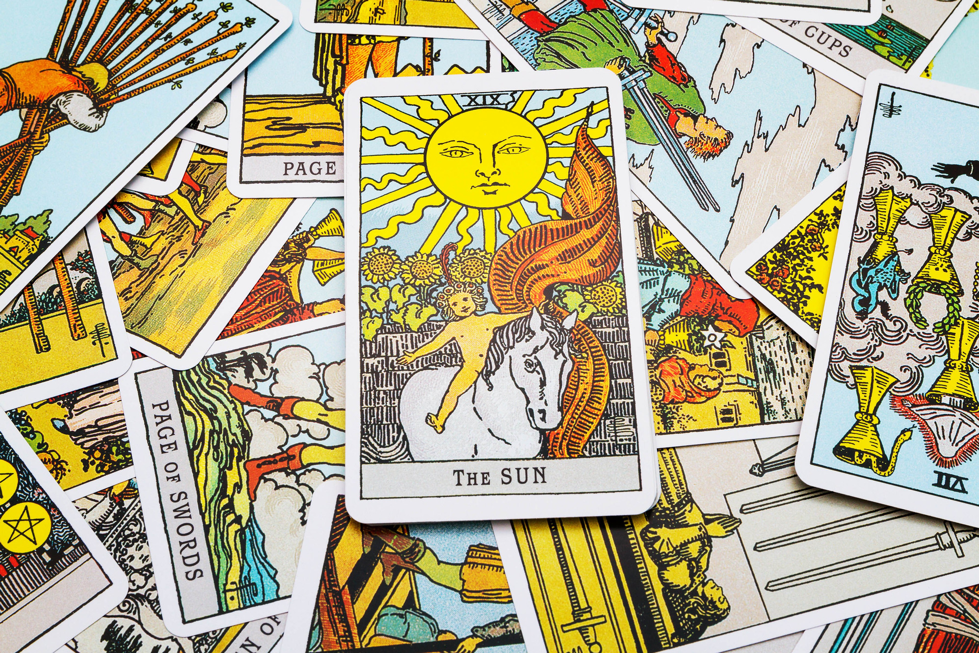 Rút một lá bài Tarot để khám phá may mắn nào sẽ mỉm cười với bạn trong tuần mới này