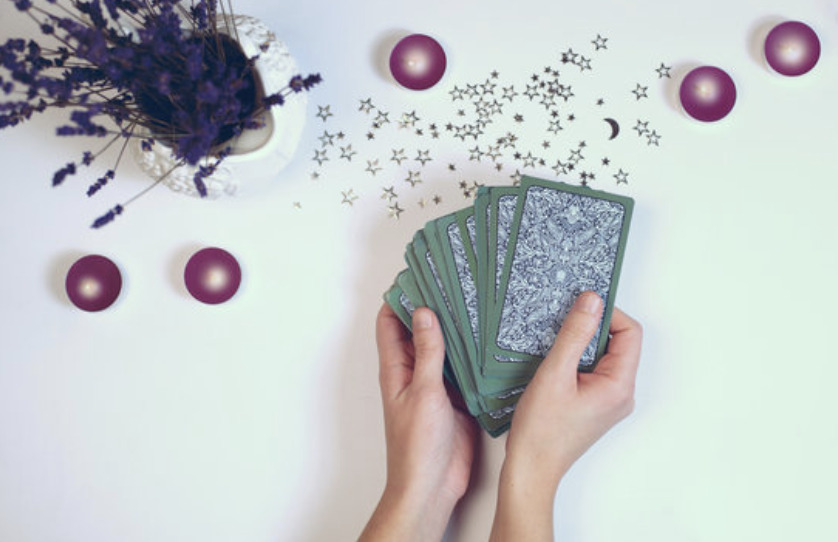 Rút một lá bài Tarot để nhận lấy lời khuyên giúp cuộc sống của bạn suôn sẻ, thuận lợi và may mắn hơn trong tháng 5