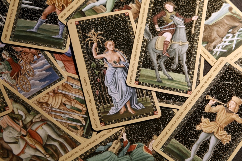 Rút một lá bài Tarot để biết quý nhân nào sẽ xuất hiện và mang đến vận may cho bạn trong tháng 5 này