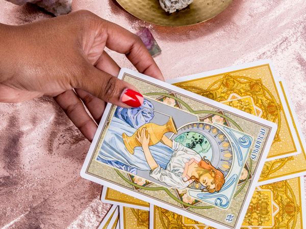 Bói bài Tarot: Bạn phù hợp với những người đàn ông ở độ tuổi nào?