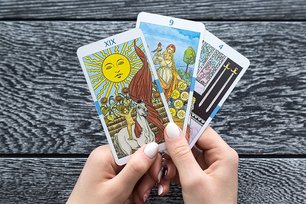 Chọn một lá bài Tarot để tìm hiểu cách bạn đối phó với tình huống khó khăn trong cuộc sống