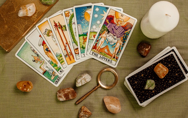 Chọn một lá bài Tarot để tìm thấy điểm tích cực và tiêu cực trong cuộc đời bạn