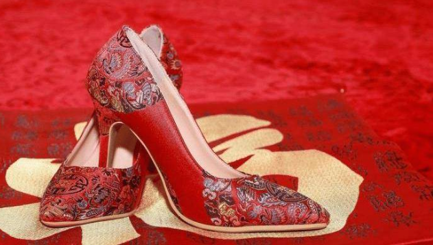 Chọn 1 đôi giày đỏ để biết bạn và chồng tương lai ai giàu có hơn