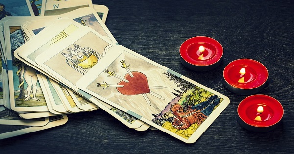Chọn một lá bài Tarot và tìm hiểu thêm về tiềm thức cảm xúc của bạn