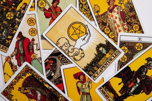 Chọn một lá bài Tarot để khám phá con đường danh vọng và những thử thách bạn có thể gặp phải trong năm nay