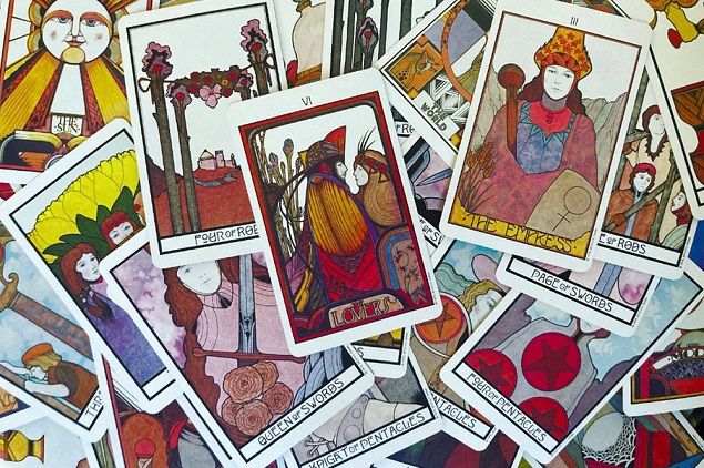 Chọn một lá bài Tarot để biết bạn đề cao ngoại hình hay tính cách khi chọn người yêu