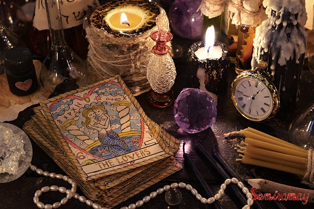 Chọn một lá bài Tarot để biết liệu người ấy có xứng đáng với tình yêu của bạn 