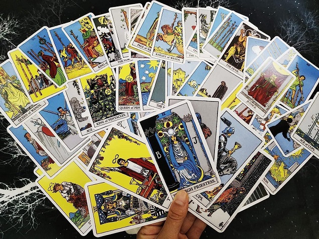 Chọn một lá bài Tarot để tiếp thêm động lực giúp bạn tập trung vào mục tiêu của mình