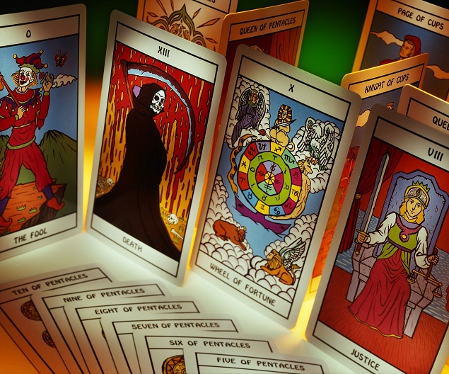 Chọn một lá bài Tarot để biết bạn thuộc nhóm tính cách nào khi giao tiếp xã hội