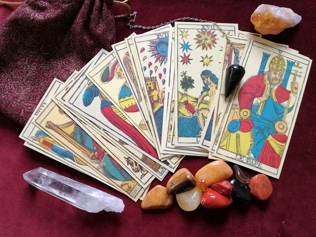 Chọn một lá bài Tarot để biết vì sao bạn vẫn còn độc thân