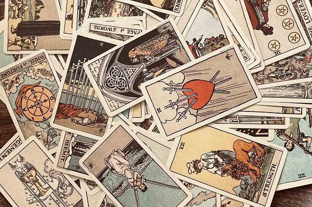 Chọn một lá bài Tarot để xem bạn là người sống lý trí hay tình cảm