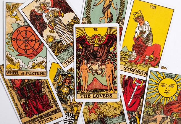 Chọn một lá bài Tarot để biết chuyện tình duyên của bạn trong tháng này thế nào