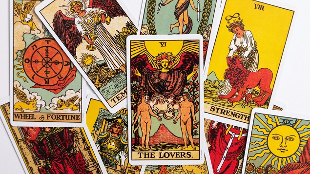 Chọn một lá bài Tarot và tìm hiểu xem bạn có khả năng yêu phải trai đểu, gái hư không