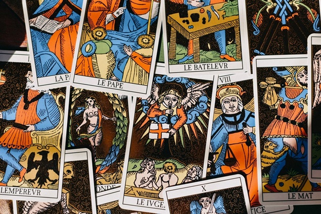 Chọn một lá bài Tarot để biết bạn thay đổi ra sao khi bước vào tuổi trung niên