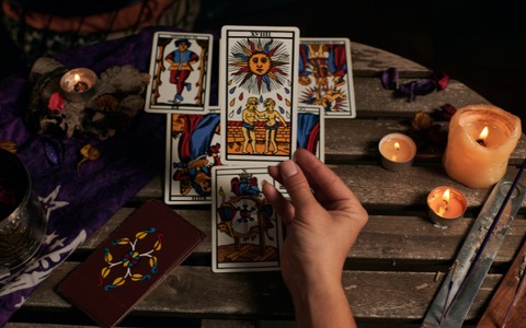 Chọn 1 lá bài tarot để biết ai là người bạn cần cẩn trọng trong thời gian này